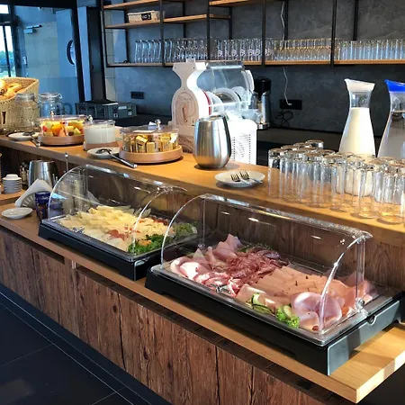 Isar | 24h/7 Checkin מלון 3*